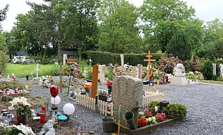 An das Bestattungsfeld für Sternenkinder grenzen Gräber für Kinder auf dem Hauptfriedhof "Auf dem Dören". - Mareike Gröneweg An das Bestattungsfeld für Sternenkinder grenzen Gräber für Kinder auf dem Hauptfriedhof "Auf dem Dören". - Mareike Gröneweg