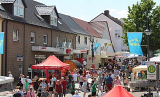 Nach dreimaligem Ausfall lockt das Dorffest Elsen wieder zahlreiche Menschen in die Von-Ketteler-Straße. - Moritz Jülich Nach dreimaligem Ausfall lockt das Dorffest Elsen wieder zahlreiche Menschen in die Von-Ketteler-Straße. - Moritz Jülich