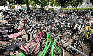 Am Gütersloher Bahnhof findet sich eine Vielzahl an Fahrrädern. Stadtweit sind in den ersten fünf Monaten des Jahres 255 Diebstähle registriert worden. - Andreas Frücht Am Gütersloher Bahnhof findet sich eine Vielzahl an Fahrrädern. Stadtweit sind in den ersten fünf Monaten des Jahres 255 Diebstähle registriert worden. - Andreas Frücht