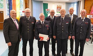 Elmar Keuter (2. v.l.) zeichnete mit dem Deutschen Feuerwehr-Ehrenkreuz in Bronze Hans Thiele (3. v. l.) von der Feuerwehr Delbrück aus. Es gratulierten (v. l.) Landrat Christoph Rüther, Delbrücks Vize-Wehrführer Ralf Fischer, amtierender Kreisbrandmeister Andreas Müller, Bürens Vize-Bürgermeister Wigbert Löper und Hubert Halsband, Geschäftsführer des VdF im Kreis Paderborn. - Ralph Meyer Elmar Keuter (2. v.l.) zeichnete mit dem Deutschen Feuerwehr-Ehrenkreuz in Bronze Hans Thiele (3. v. l.) von der Feuerwehr Delbrück aus. Es gratulierten (v. l.) Landrat Christoph Rüther, Delbrücks Vize-Wehrführer Ralf Fischer, amtierender Kreisbrandmeister Andreas Müller, Bürens Vize-Bürgermeister Wigbert Löper und Hubert Halsband, Geschäftsführer des VdF im Kreis Paderborn. - Ralph Meyer