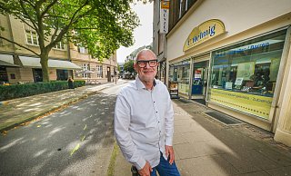 Udo Helmig vor seinem Münzenhandel am Emil-Groß-Platz: "Ich find' die Belebung hier toll", sagt er - nur der Verkehr müsse raus. - Andreas Zobe Udo Helmig vor seinem Münzenhandel am Emil-Groß-Platz: "Ich find' die Belebung hier toll", sagt er - nur der Verkehr müsse raus. - Andreas Zobe