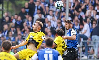Arminia Bielefelds Semi Belkahia (r.) behauptet sich gegen die Dortmunder Michael Eberwein (Nr. 14) und Paul-Philipp Besong (Nr. 22) im Luftduell. - Oliver Krato Arminia Bielefelds Semi Belkahia (r.) behauptet sich gegen die Dortmunder Michael Eberwein (Nr. 14) und Paul-Philipp Besong (Nr. 22) im Luftduell. - Oliver Krato