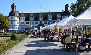 Drei Tage lang hat das Kuppelfest den Neuhäuser Schlosspark belebt. Das Wetter half dabei, dass viele Interessierte kamen. - Anja Ebner Drei Tage lang hat das Kuppelfest den Neuhäuser Schlosspark belebt. Das Wetter half dabei, dass viele Interessierte kamen. - Anja Ebner