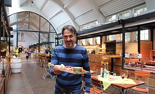 Vanja Dujic betreibt den "Hello Unique Shop" in der Markthalle. Mit Produkten aus dem ehemaligen Jugoslawien möchte er den Menschen in und um Herford die Gastfreundschaft von Slowenien bis Montenegro näher bringen. - Susanne Blersch Vanja Dujic betreibt den "Hello Unique Shop" in der Markthalle. Mit Produkten aus dem ehemaligen Jugoslawien möchte er den Menschen in und um Herford die Gastfreundschaft von Slowenien bis Montenegro näher bringen. - Susanne Blersch