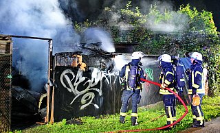 Die Feuerwehr rückte zu einem Gartenhaus-Brand an der Stralsunder/Ecke Schweriner Straße aus. - Barbara Franke Die Feuerwehr rückte zu einem Gartenhaus-Brand an der Stralsunder/Ecke Schweriner Straße aus. - Barbara Franke
