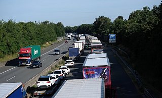 Auf der A30 staut es sich vor der Abfahrt 27 zum Autohof. - Katharina Eisele Auf der A30 staut es sich vor der Abfahrt 27 zum Autohof. - Katharina Eisele