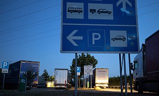 Ein Trucker sucht am Abend auf dem Autobahnparkplatz Dornheimer Rieth einen Park- und Schlafplatz. - Symbolfoto/ dpa Ein Trucker sucht am Abend auf dem Autobahnparkplatz Dornheimer Rieth einen Park- und Schlafplatz. - Symbolfoto/ dpa