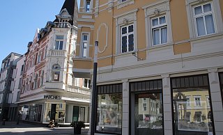 Am Neuen Markt in Herford stehen sich gleich zwei Leerstände gegenüber. Der Modeladen Patches hat vor einigen Wochen geschlossen, die Bäckerei Hensel steht schon seit Jahren leer. - Susanne Blersch Am Neuen Markt in Herford stehen sich gleich zwei Leerstände gegenüber. Der Modeladen Patches hat vor einigen Wochen geschlossen, die Bäckerei Hensel steht schon seit Jahren leer. - Susanne Blersch