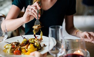 Das Magazin Falstaff, gegründet 1980 in Österreich, gilt in der Gastronomie-Szene als renommiert - auch bei Weinkennern. - Symbolbild: Pixabay Das Magazin Falstaff, gegründet 1980 in Österreich, gilt in der Gastronomie-Szene als renommiert - auch bei Weinkennern. - Symbolbild: Pixabay