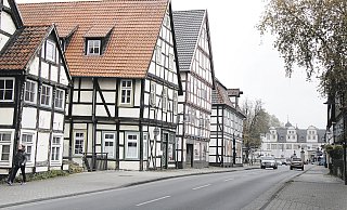 Denkmalgeschützte Häuser an der Schloßstraße in Schloß Neuhaus. - Viktoria Bartsch Denkmalgeschützte Häuser an der Schloßstraße in Schloß Neuhaus. - Viktoria Bartsch