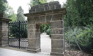 Weil sich ein ungleiches Paar (40,15) küsste, kam es zu einem Polizeieinsatz im Botanischen Garten in Minden. Besorgte Zeugen hatten die Polizei gerufen und den Mann festgehalten, bis die Beamten eintrafen. Später stellte sich heraus, dass er keine Straftat begangen hatte. MT-Archivfoto: - Manfred Otto Weil sich ein ungleiches Paar (40,15) küsste, kam es zu einem Polizeieinsatz im Botanischen Garten in Minden. Besorgte Zeugen hatten die Polizei gerufen und den Mann festgehalten, bis die Beamten eintrafen. Später stellte sich heraus, dass er keine Straftat begangen hatte. MT-Archivfoto: - Manfred Otto
