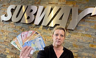 3.000 Euro will Jessica Fait, Geschäftsführerin mehrere Subway-Filialen, demjenigen bezahlen, der den entscheidenden Hinweis auf die Räuber gibt. - Wolfgang Wotke 3.000 Euro will Jessica Fait, Geschäftsführerin mehrere Subway-Filialen, demjenigen bezahlen, der den entscheidenden Hinweis auf die Räuber gibt. - Wolfgang Wotke