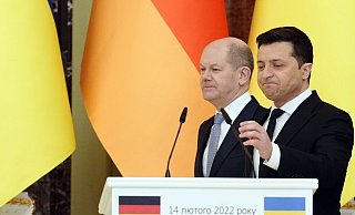 Bundeskanzler Olaf Scholz (l.) und der ukrainische Präsident Wolodymyr Selenskyj während einer gemeinsamen Pressekonferenz. - Foto: Kay Nietfeld/dpa Bundeskanzler Olaf Scholz (l.) und der ukrainische Präsident Wolodymyr Selenskyj während einer gemeinsamen Pressekonferenz. - Foto: Kay Nietfeld/dpa