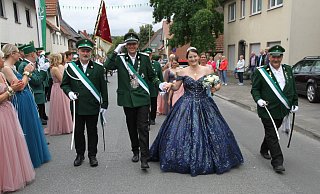 Das Regentenpaar Sebastian Köster und Angelina Gröpper genießt seine königliche Rolle im Jubiläumsjahr des Niederntudorfer Schützenvereins. - Johannes Büttner Das Regentenpaar Sebastian Köster und Angelina Gröpper genießt seine königliche Rolle im Jubiläumsjahr des Niederntudorfer Schützenvereins. - Johannes Büttner