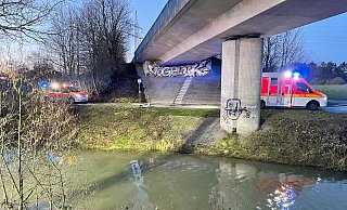 Ein aufmerksamer Radler hatte den blinkenden E-Scooter an der Böschung entdeckt. - Ralph Meyer Ein aufmerksamer Radler hatte den blinkenden E-Scooter an der Böschung entdeckt. - Ralph Meyer
