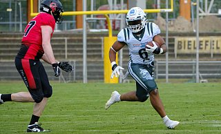 Bielefelds David Emeh (r.) besorgte beim Sieg der Bulldogs gegen die Cologne Falcons die ersten Punkte des Spiels per Touchdown. - Andreas Zobe Bielefelds David Emeh (r.) besorgte beim Sieg der Bulldogs gegen die Cologne Falcons die ersten Punkte des Spiels per Touchdown. - Andreas Zobe
