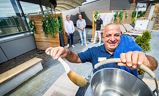 Saunameister Recep Selcik freut sich schon auf die Eröffnung der neuen Saunen. Über den aktuellen Stand berichten Marcus Lufen (v. l.), Tom Hansman und Hans-Jürgen Stern von den Bielefelder Bädern. - Sarah Jonek Saunameister Recep Selcik freut sich schon auf die Eröffnung der neuen Saunen. Über den aktuellen Stand berichten Marcus Lufen (v. l.), Tom Hansman und Hans-Jürgen Stern von den Bielefelder Bädern. - Sarah Jonek