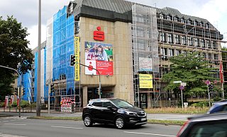 Vor dem Verkauf: Die ehemalige Hauptstelle der Stadtsparkasse an der Berliner Straße wird derzeit saniert. - Frank-Michael Kiel-Steinkamp Vor dem Verkauf: Die ehemalige Hauptstelle der Stadtsparkasse an der Berliner Straße wird derzeit saniert. - Frank-Michael Kiel-Steinkamp