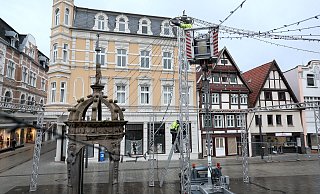 Mitarbeiter der Schaustellerfirma Küchenmeister bauen das Sternenzelt auf dem Neuen Markt ab. - Frank-Michael Kiel-Steinkamp Mitarbeiter der Schaustellerfirma Küchenmeister bauen das Sternenzelt auf dem Neuen Markt ab. - Frank-Michael Kiel-Steinkamp