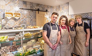 Angelo Catania (v. l.), seine Frau Jennifer Montana, seine Schwester Pasqualina und Cousine Luisa Bonelli arbeiten gemeinsam im Feinkostladen "Mamma Lucia". Der ist nach ihrer kürzlich verstorbenen Großmutter benannt. - Lena Henning Angelo Catania (v. l.), seine Frau Jennifer Montana, seine Schwester Pasqualina und Cousine Luisa Bonelli arbeiten gemeinsam im Feinkostladen "Mamma Lucia". Der ist nach ihrer kürzlich verstorbenen Großmutter benannt. - Lena Henning