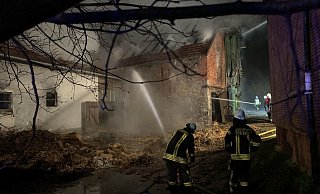 140 Einsatzkräfte bekämpften das Feuer beim Großbrand in Erwitzen. Foto: Feuerwehr - Feuerwehr 140 Einsatzkräfte bekämpften das Feuer beim Großbrand in Erwitzen. Foto: Feuerwehr - Feuerwehr