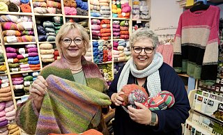 Ursula Niehaus (l.) und Karin Habighorst geben Tipps fürs Stricken. - Peter Unger Ursula Niehaus (l.) und Karin Habighorst geben Tipps fürs Stricken. - Peter Unger