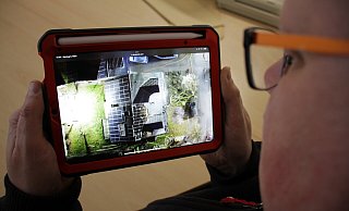 Die Drohnenaufnahme zeigt den beschädigten Bereich nach dem Feuer in einem Familienhaus am Stadtweg in Großeneder. Die Photovoltaik-Anlage auf der gegenüberliegenden Dachseite war unbeschädigt geblieben. Ruß hatte sich über die Module gelegt. - Dieter Scholz Die Drohnenaufnahme zeigt den beschädigten Bereich nach dem Feuer in einem Familienhaus am Stadtweg in Großeneder. Die Photovoltaik-Anlage auf der gegenüberliegenden Dachseite war unbeschädigt geblieben. Ruß hatte sich über die Module gelegt. - Dieter Scholz