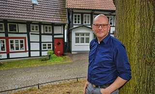 Jan Maik Schlifter , Bundestagskandidat der FDP, steht auf dem Platz vor der Schildescher Stiftskirche. - Foto: Andreas Zobe/NW Jan Maik Schlifter , Bundestagskandidat der FDP, steht auf dem Platz vor der Schildescher Stiftskirche. - Foto: Andreas Zobe/NW
