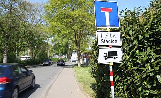 Das Schild zur Sackgasse irritiert Pkw-Fahrer. Aber: Das Verbot gilt nur für Lkw-Fahrer. - Peter Steinert Das Schild zur Sackgasse irritiert Pkw-Fahrer. Aber: Das Verbot gilt nur für Lkw-Fahrer. - Peter Steinert