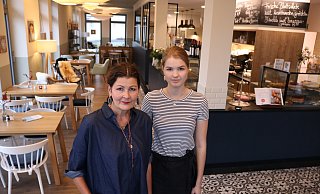 Chefin Sylvia Urbaniak und Azubi Saskia Henkemeier. - Ingo Müntz Chefin Sylvia Urbaniak und Azubi Saskia Henkemeier. - Ingo Müntz