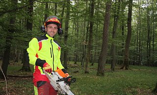 Bei der Arbeit: Roman Thater pflegt und bewirtschaftet mit seinem Forstbetrieb die heimischen Wälder. - Torsten Wegener Bei der Arbeit: Roman Thater pflegt und bewirtschaftet mit seinem Forstbetrieb die heimischen Wälder. - Torsten Wegener