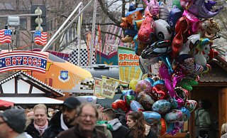 Zur Eröffnung der Osterkirmes stürmten Tausende in die Stadt und genossen endlich wieder den Duft von frischen Mandeln und Zuckerwatte. - Claus Frickemeier Zur Eröffnung der Osterkirmes stürmten Tausende in die Stadt und genossen endlich wieder den Duft von frischen Mandeln und Zuckerwatte. - Claus Frickemeier