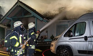 Den Hausbesitzern am Giraffenweg blieb nur noch ihr Wohnmobil. Am Haus entstand 350.000 Euro Schaden. - Christian Mathiesen Den Hausbesitzern am Giraffenweg blieb nur noch ihr Wohnmobil. Am Haus entstand 350.000 Euro Schaden. - Christian Mathiesen