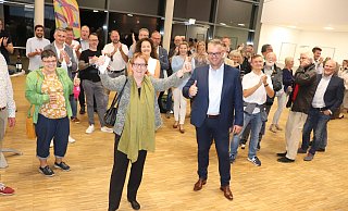 Die Wählergemeinschaft move begrüßt Gudrun Bauer, die das Direktmandat im Wahlbezirk 9 geholt hat, mit Applaus. Daumen hoch zeigt auch Vorsitzender Thomas Theilmeier, der den Verein erst im Frühjahr initiiert hat. - Marion Pokorra-Brockschmidt Die Wählergemeinschaft move begrüßt Gudrun Bauer, die das Direktmandat im Wahlbezirk 9 geholt hat, mit Applaus. Daumen hoch zeigt auch Vorsitzender Thomas Theilmeier, der den Verein erst im Frühjahr initiiert hat. - Marion Pokorra-Brockschmidt