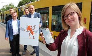 Freuen sich gemeinsam mit "Alex Ameise" (Poster) über die Infantilisierung des Nahverkehrs: Stefanie Sasse (v. r.), Martin Uekmann, Timo Prünte (alle MoBiel), sowie Martin Löhdefink und Julian König . - Ingo Kalischek Freuen sich gemeinsam mit "Alex Ameise" (Poster) über die Infantilisierung des Nahverkehrs: Stefanie Sasse (v. r.), Martin Uekmann, Timo Prünte (alle MoBiel), sowie Martin Löhdefink und Julian König . - Ingo Kalischek
