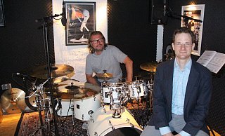 Rockschlagzeuger Michel Beineke und Musikschulleiter Jonathan Misch haben die ersten "Drums & Percussion Week" der Höxteraner Musikschule konzipiert. - Burkhard Battran Rockschlagzeuger Michel Beineke und Musikschulleiter Jonathan Misch haben die ersten "Drums & Percussion Week" der Höxteraner Musikschule konzipiert. - Burkhard Battran