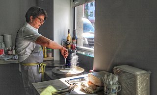 Ute Meyer fertigt ihre Crepes direkt vor dem Ausgabefenster im Bahnhof an. - Heidi Froreich Ute Meyer fertigt ihre Crepes direkt vor dem Ausgabefenster im Bahnhof an. - Heidi Froreich
