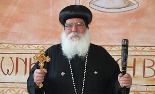 Bischof Anba Damian in traditioneller Bischofskleidung mit Seidenhut, Bischofsstab aus Ebenholz sowie Leder- und Holzkreuz im renovierten Speisesaal des Klosters. Foto: Alexander Graßhoff - Alexander Graßhoff Bischof Anba Damian in traditioneller Bischofskleidung mit Seidenhut, Bischofsstab aus Ebenholz sowie Leder- und Holzkreuz im renovierten Speisesaal des Klosters. Foto: Alexander Graßhoff - Alexander Graßhoff