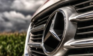 Der weiße Mercedes erreichte während der Flucht vor dem Streifenwagen Tempo 120 im Stadtgebiet. - Symbolfoto: pixabay / Creative Commons Der weiße Mercedes erreichte während der Flucht vor dem Streifenwagen Tempo 120 im Stadtgebiet. - Symbolfoto: pixabay / Creative Commons