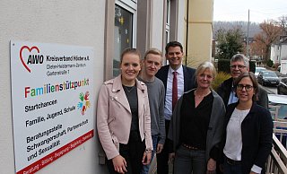 Die Bundesfreiwilligen Marleen Vogt (v.l.) und Tjorben Eggers zusammen mit Thorsten Klute (Vorstand des AWO-Bezirksverbandes Ostwestfalen Lippe), Marion Nawrath (Leiterin des Dieter-Heistermann-Zentrums), dem Bundestagsabgeordneten Christian Haase und Ute Diekmann (Koordinatorin Freiwilligendienste der AWO OWL). - Sebastian Beeg Die Bundesfreiwilligen Marleen Vogt (v.l.) und Tjorben Eggers zusammen mit Thorsten Klute (Vorstand des AWO-Bezirksverbandes Ostwestfalen Lippe), Marion Nawrath (Leiterin des Dieter-Heistermann-Zentrums), dem Bundestagsabgeordneten Christian Haase und Ute Diekmann (Koordinatorin Freiwilligendienste der AWO OWL). - Sebastian Beeg