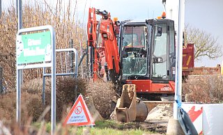 Einsatzkräfte von Feuerwehr und Polizei sind in Steinheim im Großeinsatz, weil ein Bagger eine Gas-Hauptleitung beschädigt hat. - David Schellenberg Einsatzkräfte von Feuerwehr und Polizei sind in Steinheim im Großeinsatz, weil ein Bagger eine Gas-Hauptleitung beschädigt hat. - David Schellenberg