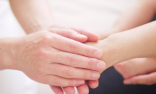 Einfach mal die Hand halten, das geht im Moment nicht: Aufgrund der aktuellen Hygienevorschriften muss Gabriele Tuchel bei Gesprächen immer Abstand wahren. - Pixabay (Symbolbild) Einfach mal die Hand halten, das geht im Moment nicht: Aufgrund der aktuellen Hygienevorschriften muss Gabriele Tuchel bei Gesprächen immer Abstand wahren. - Pixabay (Symbolbild)