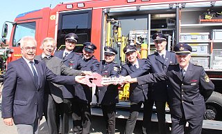 Bürgermeister Norbert Hofnagel (v. l.) und Pfarrer Bernd Götze freuen sich mit der Feuerwehr über das neue Fahrzeug. - Burkhard Battran Bürgermeister Norbert Hofnagel (v. l.) und Pfarrer Bernd Götze freuen sich mit der Feuerwehr über das neue Fahrzeug. - Burkhard Battran