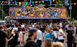 Laut neuer Coronaschutzverordnung sind ab heute wieder Volksfeste und Co. erlaubt, wenn die landesweite und die kommunale Inzidenz stabil unter 10 liegen. - picture alliance/dpa Laut neuer Coronaschutzverordnung sind ab heute wieder Volksfeste und Co. erlaubt, wenn die landesweite und die kommunale Inzidenz stabil unter 10 liegen. - picture alliance/dpa