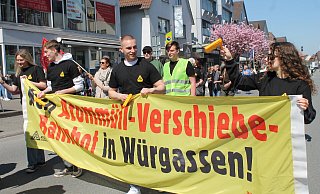 Mehr als 500 Demonstranten sind unterwegs. - Manuela Puls Mehr als 500 Demonstranten sind unterwegs. - Manuela Puls