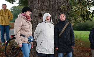 Mehrstimmig: Caro Tiemann (v.l.), Ulrike Kindermann und Birgit Koch sangen gegen die Kraft des Windes an. - Britta Bohnenkamp-Schmidt Mehrstimmig: Caro Tiemann (v.l.), Ulrike Kindermann und Birgit Koch sangen gegen die Kraft des Windes an. - Britta Bohnenkamp-Schmidt