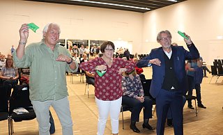 So eng wie es die Hygieneregeln erlauben, haben Alwin Wedler (l.), Sonja von Zons und Hans-Hermann Heller-Jordan das Wahlergebnis von fast 20 Prozent für die Bündnisgrünen am 13. September gefeiert . Heute ist ihnen nach Gemeinsamkeit nicht mehr zumute. - Marion Pokorra-Brockschmidt So eng wie es die Hygieneregeln erlauben, haben Alwin Wedler (l.), Sonja von Zons und Hans-Hermann Heller-Jordan das Wahlergebnis von fast 20 Prozent für die Bündnisgrünen am 13. September gefeiert . Heute ist ihnen nach Gemeinsamkeit nicht mehr zumute. - Marion Pokorra-Brockschmidt