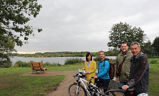 Anja Veith (v. l.), Pascal Tönnissen, Sascha Riehl und Karl Heinz Schäfer freuen sich über den neuen Rastplatz. - Moritz Jülich Anja Veith (v. l.), Pascal Tönnissen, Sascha Riehl und Karl Heinz Schäfer freuen sich über den neuen Rastplatz. - Moritz Jülich