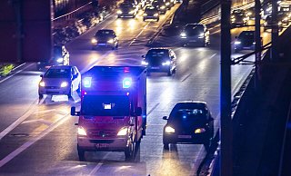 Bei dem Überschlag wurde der Fahrer schwer verletzt und zunächst durch Rettungssanitäter vor Ort versorgt. - Symbolfoto/picture alliance Bei dem Überschlag wurde der Fahrer schwer verletzt und zunächst durch Rettungssanitäter vor Ort versorgt. - Symbolfoto/picture alliance