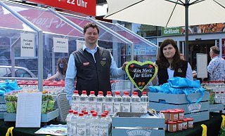 Für die gute Sache: Daniel Saal (v.l.) und Diana Bergmann verteilen unter anderem Lose und Anstecker. Ein großer Teil der Erlöse geht an die Elsener Tafel. Weiterhin soll die ganze Innenstadt von der Aktion profitieren. - Moritz Jülich Für die gute Sache: Daniel Saal (v.l.) und Diana Bergmann verteilen unter anderem Lose und Anstecker. Ein großer Teil der Erlöse geht an die Elsener Tafel. Weiterhin soll die ganze Innenstadt von der Aktion profitieren. - Moritz Jülich